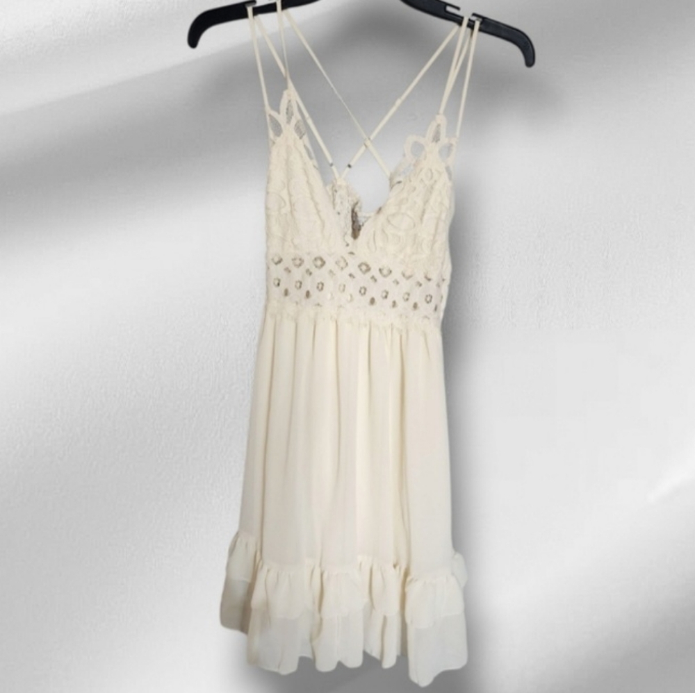 Love Tree Cream Lace Sleeveless Dress